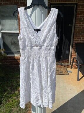 Chris McLaughlin Women’s Dress Size 12 White Sleeveless V-Neck